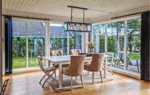 uma sala de jantar com mesa e cadeiras em Gorgeous Home In Risr With House A Panoramic View em Risør