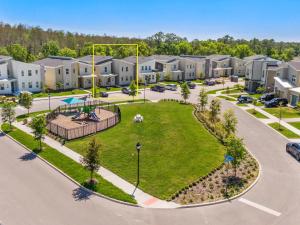 una vista aérea de un parque en un complejo de apartamentos en Luxury 9BR Villa @ Storey Lake Resort Near Disney en Kissimmee