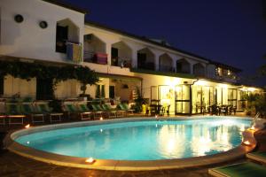 Hotel MARINELLA parking wi-fi spiaggia attrezzata内部或周边的泳池