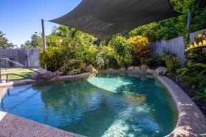 Hồ bơi trong/gần Island View Apt 1