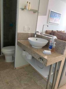 ein Bad mit einem Waschbecken und einem WC in der Unterkunft Lujoso Loft moderno Santa Fe vive en la naturaleza in Mexiko-Stadt