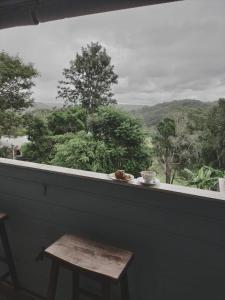 - une vue sur une fenêtre avec une table et une chaise dans l'établissement Camp NATURE, à Bli Bli