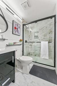 Salle de bains dans l'établissement Ash Cir Stylish Family friendly, Hot Tub and Wi-Fi