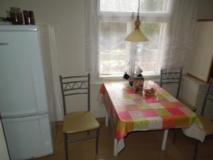 uma cozinha com mesa e cadeiras e uma janela em Holiday Home on Liepajas Street em Aizpute