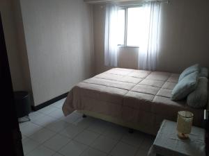 - une petite chambre avec un lit et une fenêtre dans l'établissement The Wave Apartment, à Jakarta