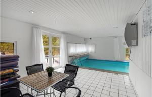 BolilmarkにあるAwesome Home In Rm With 6 Bedrooms, Wifi And Indoor Swimming Poolのキッチン(テーブル、椅子付)