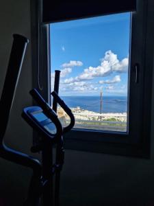 una ventana de tren con vistas al océano en Κατοικία Uppolis με θέα τα νησιά, en Ano Syros
