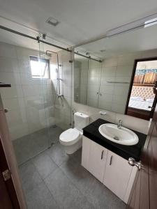 可倫坡的住宿－Fully Furnished Apartment，浴室配有卫生间、盥洗盆和淋浴。