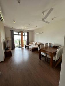 可倫坡的住宿－Fully Furnished Apartment，客厅配有沙发和桌子