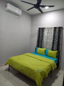 Yaths homestay في بترورث: غرفة نوم مع سرير ومروحة سقف