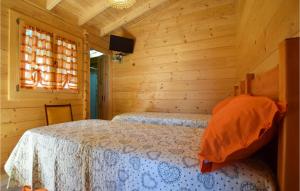 MangiapaneにあるRifugio Di Eracleのログキャビン内のベッドルーム1室(ベッド2台付)