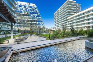 un grande edificio con un fiume di fronte di Gorgeous Place In Downtown RMD a Richmond