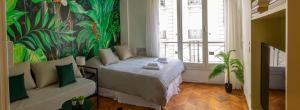 1 dormitorio con cama y ventana grande en Fliphaus Arenales 1100 B - Loft In Recoleta en Buenos Aires