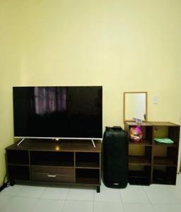a living room with a large flat screen tv at Molly's Place with kubo and parking in Angeles