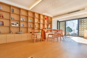 Flower Whisperer Homestay Tianmenshan Store free airport and station pick-up tesisinde bir oturma alanı