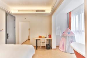 Flower Whisperer Homestay Tianmenshan Store free airport and station pick-up tesisinde bir odada yatak veya yataklar