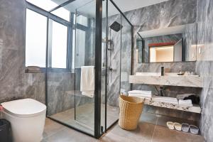 Flower Whisperer Homestay Tianmenshan Store free airport and station pick-up tesisinde bir banyo