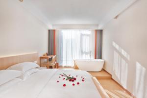 Flower Whisperer Homestay Tianmenshan Store free airport and station pick-up tesisinde bir odada yatak veya yataklar