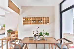 Flower Whisperer Homestay Tianmenshan Store free airport and station pick-up tesisinde bir oturma alanı