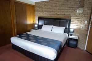 Goldfields Motel客房内的一张或多张床位