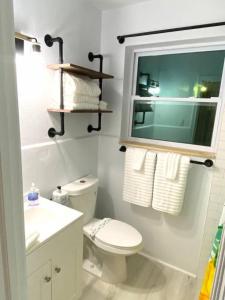 Ένα μπάνιο στο Pineapple Shores Retro Inn 3