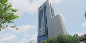 un edificio blanco alto con muchas ventanas en OMO7 Kochi by Hoshino Resorts, en Kochi