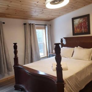 Postel nebo postele na pokoji v ubytování Tranquil renovated house in woods - great for families year around + 37 fotografií