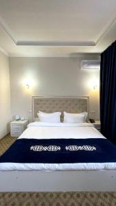 En eller flere senge i et værelse på Sultan Jalal-Abad