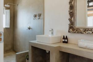 パターノスターにあるPearlの洗面台と鏡のあるバスルーム +16枚の写真