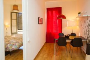 1 dormitorio con cortina roja, mesa y sillas en Gaudi Sagrada Familia, en Barcelona