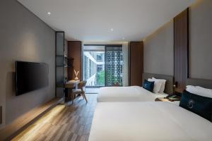 Postel nebo postele na pokoji v ubytování Percent Hotel Yangshuo