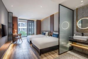 Postel nebo postele na pokoji v ubytování Percent Hotel Yangshuo
