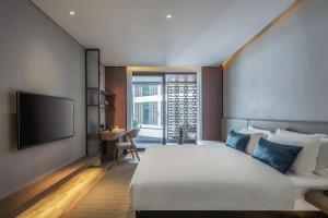 Postel nebo postele na pokoji v ubytování Percent Hotel Yangshuo