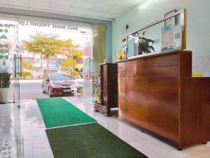 una sala con un podio y un coche en la calle en Nhà nghỉ Thành Lợi, en Ấp Rạch Mẹo