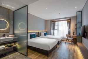 Postel nebo postele na pokoji v ubytování Percent Hotel Yangshuo