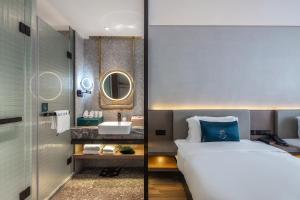Postel nebo postele na pokoji v ubytování Percent Hotel Yangshuo