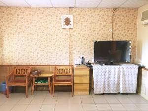 Una televisión o centro de entretenimiento en Xianshan Homestay