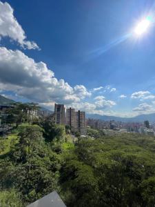 vistas a una ciudad con edificios y árboles en Apartamento en unidad con Full Entretenimiento, en Medellín