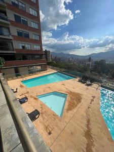 una piscina en la azotea de un edificio en Apartamento en unidad con Full Entretenimiento, en Medellín