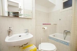 un bagno con lavandino, water e specchio di Gaudi Sagrada Familia a Barcellona Altre 37 foto
