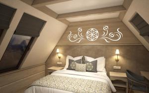 sypialnia z dużym łóżkiem i dziełami sztuki ściennej w obiekcie KRYWAŃ RESIDENCE - stylowe apartamenty najwyższe opinie gości w mieście Białka Tatrzanska