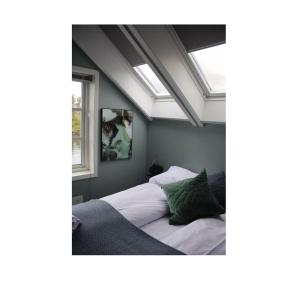 ein Schlafzimmer mit einem Bett und einem Dachfenster in der Unterkunft Å Rorbuer by Classic Norway Hotels in Å