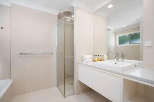 Ένα μπάνιο στο The White House - Spectacular Ocean Views, WiFi, Central Coolum +25 φωτογραφίες