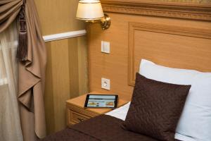 TV a/nebo společenská místnost v ubytování Dvoryanskiy Hotel
