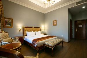 Postel nebo postele na pokoji v ubytování Shah Palace Luxury Museum Hotel