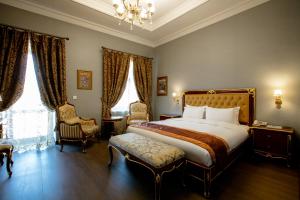 Postel nebo postele na pokoji v ubytování Shah Palace Luxury Museum Hotel