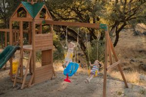 Ο χώρος παιχνιδιού για παιδιά στο Family Farmhouse by Casa Oso with views and spa