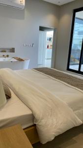 Voodi või voodid majutusasutuse شاليهات المرفأ Almarfa Resort toas
