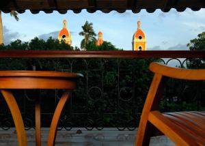 Hotel Plaza Colon - Granada Nicaragua的阳台或露台