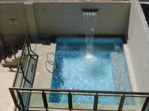 uma piscina de mergulho com uma fonte de água em Mar Palace Copacabana Hotel no Rio de Janeiro